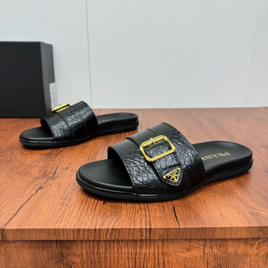 Batch 580 Prada/Prada's new men's straight style genuine leather slippers. Retro inspiration and modern lines coexist harmoniously. The dynamic design is decorated with the brand's iconic symbols and characteristic details. Genuine leather bottom layer, inner calfskin upper including stone pattern cowhide, smooth calfskin, and classic canvas three-logo pattern are available in three styles. It is decorated with genuine leather buckle straps, metal buckle details, and embellished with gold classic enamel brand logo details. Thin rubber soles are standard, and a complete package! Size: 39-40-41-42-43-44-45 Leather shoe size Item number: 2X3064 Stone pattern